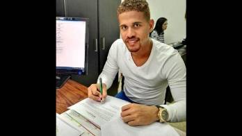 Chen, estampando su firma.