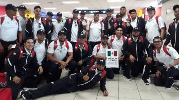 El equipo mexicano de béisbol a su llegada ayer al aeropuerto de Tocumen.