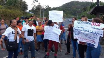 El director regional del Idaan conversó con los manifestantes.