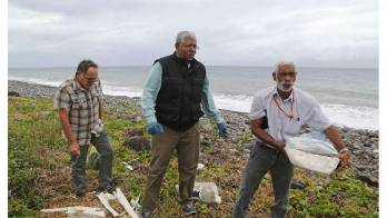 Expertos de Malasia buscan los restos del vuelo MH370 en las playas cercanas.