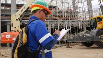 Marcelino inspecciona, revisa y prueba la maquinaria.