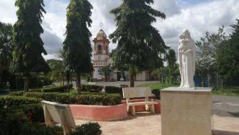El centro del pueblo es su parque Monumento a las Madres.