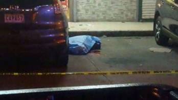 Clientes que estaban en local comentaron que escucharon 5 detonaciones y una bala impactó un taxi.