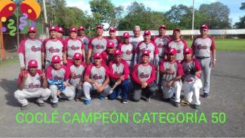 MOSTRARON SU CALIDAD | Coclé se coronó campeón del Torneo Nacional de Sóftbol de Educadores de 50 años o más al derrotar 6-2 a Panamá Oeste. El profesor Manuel Gálvez, presidente de la Liga Provincial destacó el esfuerzo del seleccionado coclesano para alzar por primera vez esta copa que este año se realizó en El Carate de Las Tablas en Los Santos.