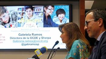 La directora de la OCDE, Gabriela Ramos (i), y el coordinador de la UDG, Carlos Moreno Arellano (d),