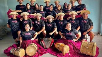 Balé folclórico se luce en festival europeo