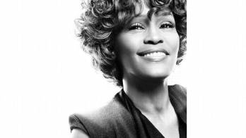 Uno de sus amigos afirma que Houston sí era bisexual.