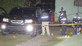 La víctima intentó escapar y se pasó al puesto del copiloto donde fue alcanzado por las balas.