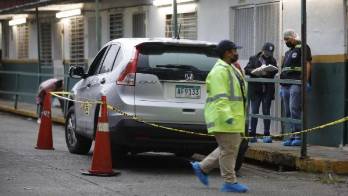 El automóvil en que llegó al centro de Salud de Torrijos Carter es inspeccionado por criminalistas forenses.