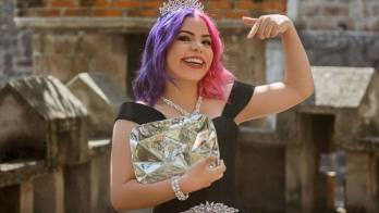 Panameña recibe una de las máximas distinciones de Youtube