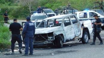 La camioneta fue incendiada y en su interior estaban los cuerpos calcinados de los policías.