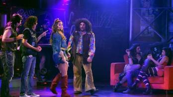 Destacados artistas nacionales recrean una historia de drama, comedia y romance.