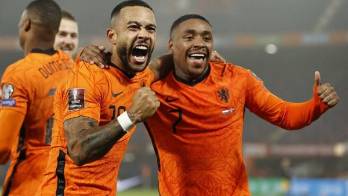 Memphis Depay (i) y Steven Bergwijn (d) fueron los goleadores.