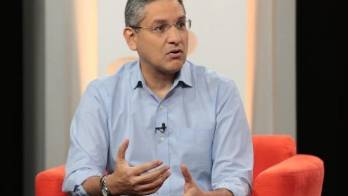 El precandidato por la libre postulación expresó que es más del “juega vivo legalizado”, escondiéndose de la justicia detrás de un estado de salud falso.