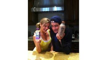 La actriz asegura que Charlie puso en riesgo su salud.