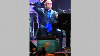 Elton John usó pañal en una de sus presentaciones