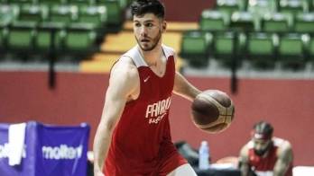 Flor Meléndez llama a trece jugadores