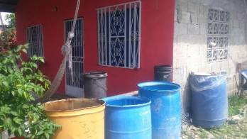 En un recorrido se observó gran cantidad de tanques con reserva de agua en las casas.