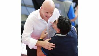 Diego Maradona junto al presidente de la FIFA Gianni Infantino durante el Mundial en Rusia .
