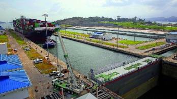 Uno de los buques neopanamax que transita por las esclusas luego de su ampliación.