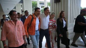 Arrocha junto a miembros del colectivo PAIS.