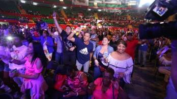 La tanda de regué causó sensación entre la juventud, no querían que los artistas se bajaran de la tarima.