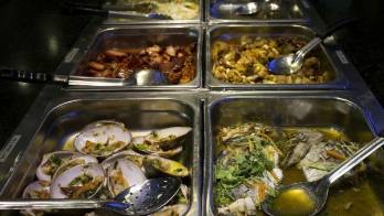 Hay que eliminar los alimentos altos en grasas, sal, frituras y comida chatarra.