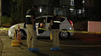 la víctima murió en la escena, luego que sujetos armados lo interceptaran y le dispararan