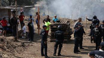 Agentes de la Unidad de Control de Multitudes de la Policía Nacional, se acercaron al lugar para desalojarlo.