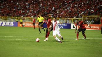 Khaleem Hyland (i) de Trinidad y Tobago disputa el balón con Marcos Urena Porras (i).