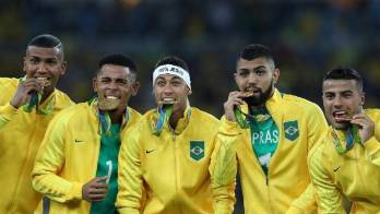 Brillan con la dorada