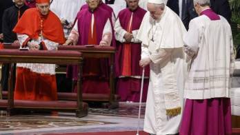Francisco con los cardenales en la Basílica de San Pedro.