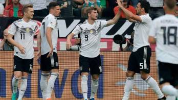 Los jugadores de Alemania; Marco Reus, Julian Draxler, Timo Werner y Mats Hummels, celebran el gol.