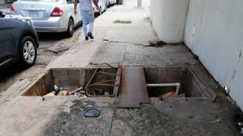 Este cajón sin tapa es un peligro para quienes transitan cerca de la pileta en Calidonia.