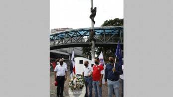 CONATO llevó una ofrenda floral al monumento de los mártires.