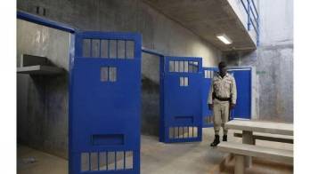 Le hallan teléfono satelital a presos de Punta Coco