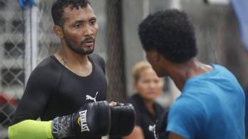 Anselmo Moreno (izq.), a los tinglados.