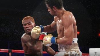 El boricua Alberto Machado conecta a Jezreel Corrales.