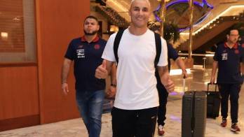 EL GRUPO DE 26 JUGADORES ESTÁ LISTO. | El portero centroamericano, Keylor Navas arribó a Kuwait para estar a disponibilidad de Luis Fernando Suárez en el campamento previo a la Copa del Mundo de Qatar 2022. El nacional tenía programado llegar el lunes a territorio kuwaití, sin embargo, no pudo viajar desde Francia por un error en su reserva, ante ello, tuvo que esperarse un día para poder tomar el vuelo sin escalas desde Europa rumbo Asia. ‘Ya llegué por fin, contento. Muy contento, la verdad que estar en un Mundial es una bendición', dijo Navas.