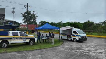 Inspectores de Aduanas durante las labores de verificación en el puesto fronterizo de Guabito, Bocas del Toro.