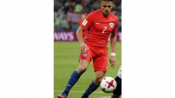 Alexis Sánchez (i) disputa el balón con Joshua Kimmich.