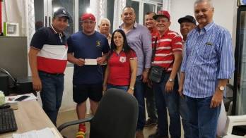 El receptor chiricano Carlos Ruiz retirando su cheque de $40 mil.