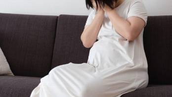 Recibió amenazas con cuchillo, golpes con una cadena y fue agredida en su vientre.