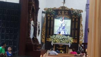 Devotos piden ante la imagen del ‘Naza'.