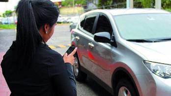 Denuncian que conductores usan perfiles falsos en Uber.