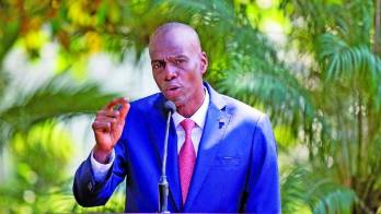 Su esposa fue herida en el ataque.