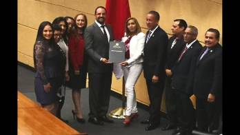 Este escalafón se fija en base a los años de servicio al Estado o a la empresa privada, que garantizará la estabilidad a los médicos veterinarios, en el cargo dentro de la institución o empresa donde se desempeñan.