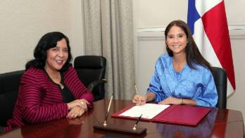 La exministra Paredes (izq.) y Nicole Wong.