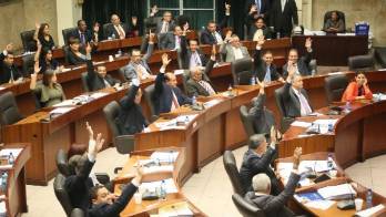 La Constitución faculta al Ejecutivo a llamar al pleno de la Asamblea Nacional a sesiones extraordinarias.