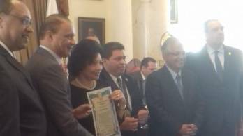 Entregan reconocimiento a periodistas.